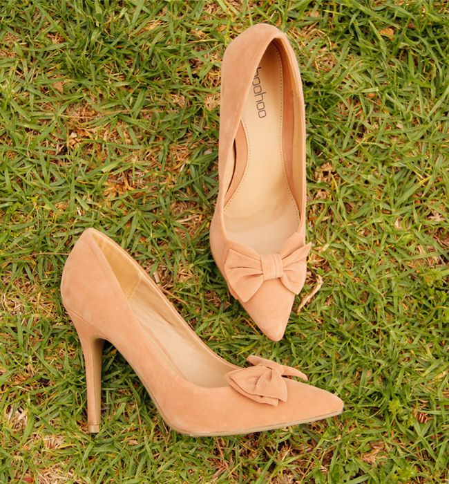 Boohoo Laila bow heels, faux suede beige bow pumps