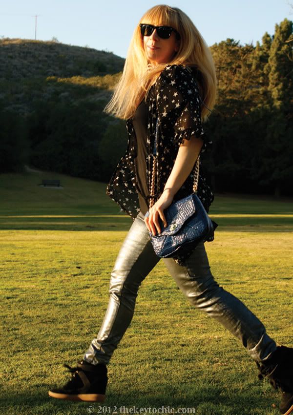 Forever 21 star print robe, H&M silver metallic jeans, Aldo Netz, Los Angeles fashion blog, southern California fashion blog