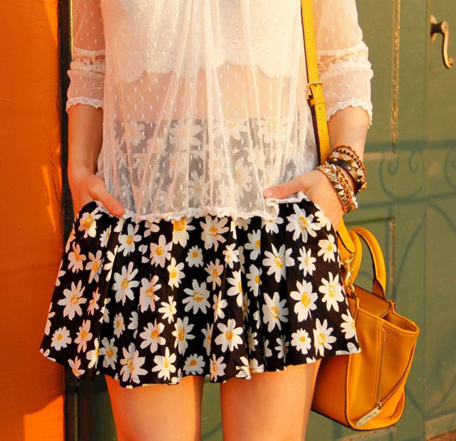 LA fashion blogger The Key To Chic wears an Xhilaration daisy print scooter from Target, a Free People lace blouse, and a Phillip Lim for Target mini satchel