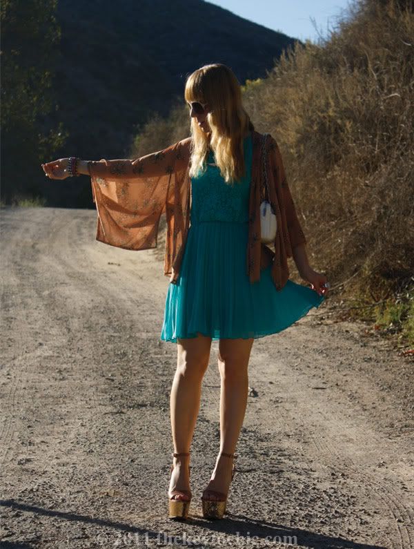 Forever 21 hummingbird kimono, lace dress, Steve Madden Shazzam gold heels, California fashion blog