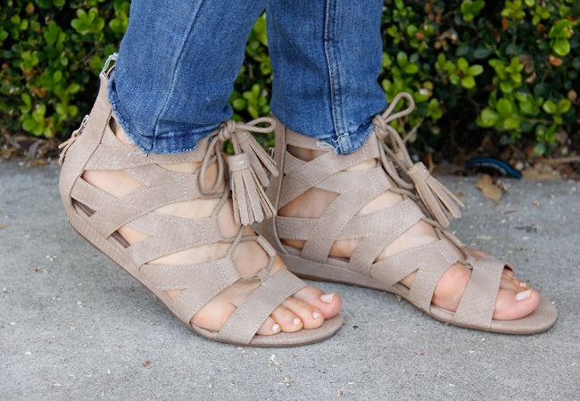Fashion blogger The Key To Chic wears Sam & Libby Arianna gladiator sandals